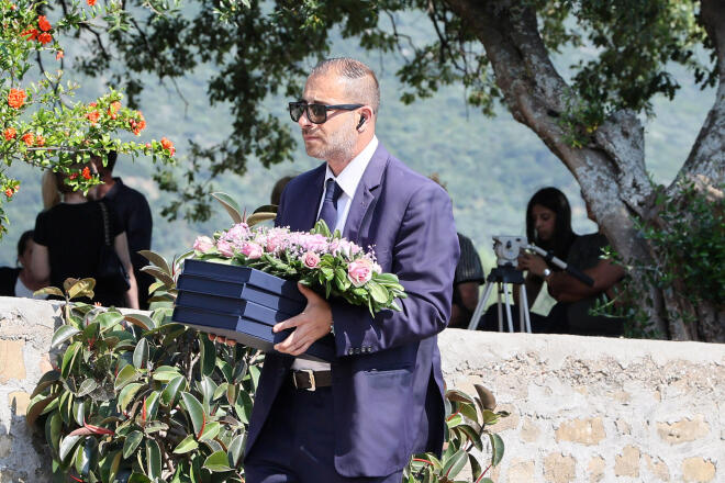 Γωγώ Μαστροκώστα: Αβάσταχτος πόνος στην ταφή της στο Ευηνοχώρι Μεσολογγίου