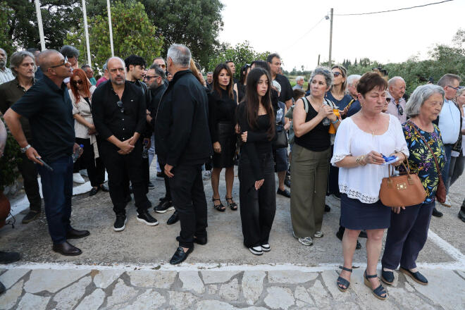 Γωγώ Μαστροκώστα: Αβάσταχτος πόνος στην ταφή της στο Ευηνοχώρι Μεσολογγίου