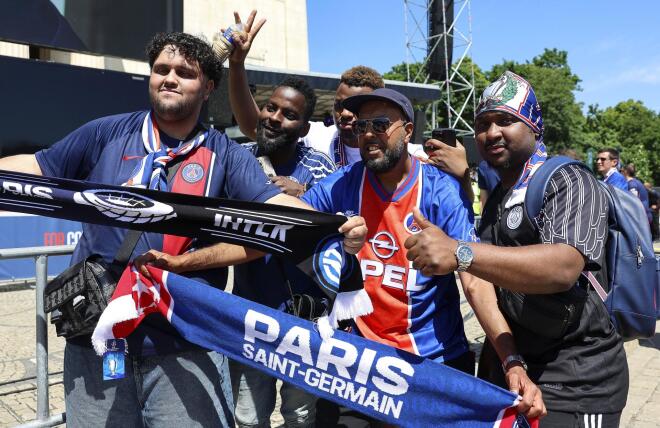 PARIS FANS
