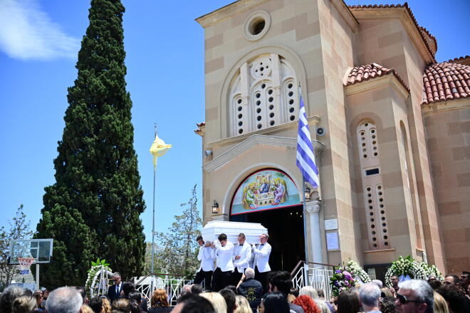 Με δάκρυα στα μάτια αποχαιρέτησαν φίλοι και συγγενείς τη Γωγώ Μαστροκώστα/ KLODIAN LATO / EUROKINISSI