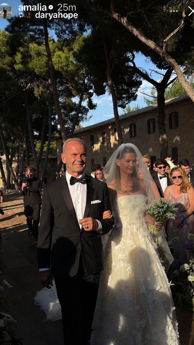 Πέτρος Κωστόπουλος: Η στιγμή που παραδίδει την κόρη του στον γαμπρό
