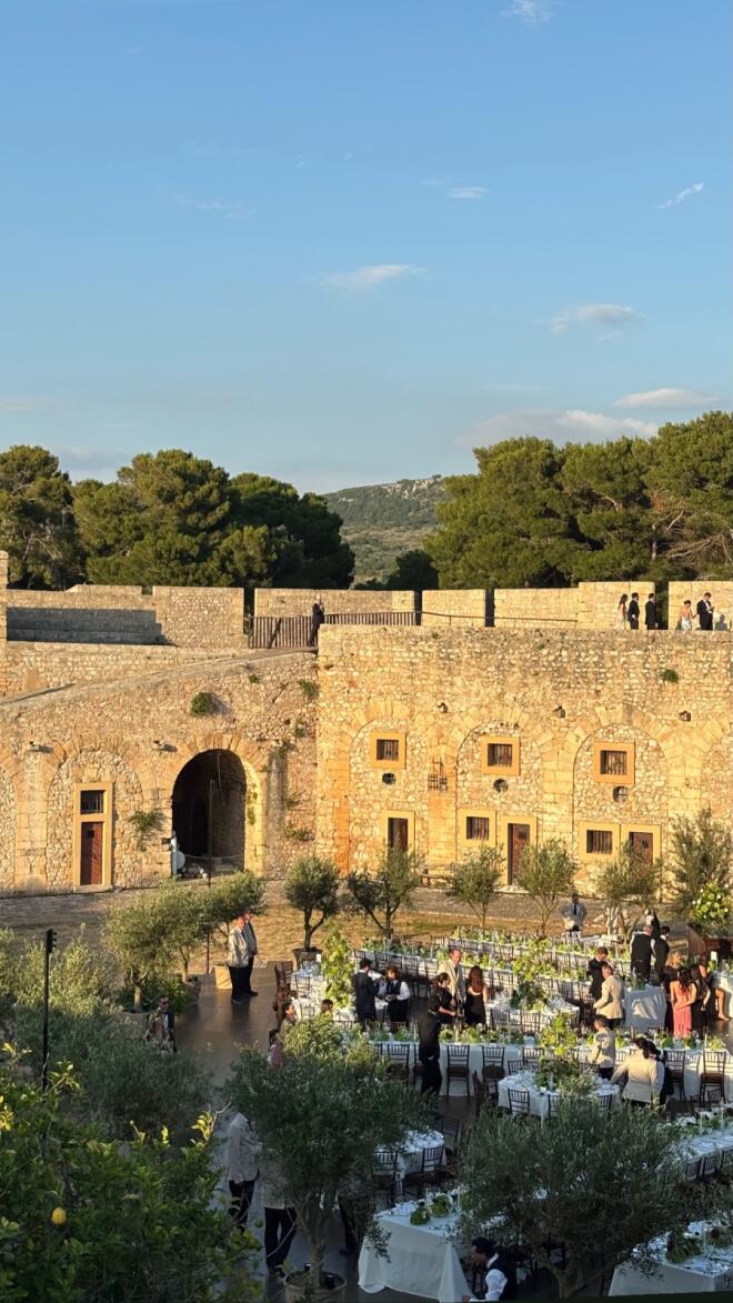 Πέτρος Κωστόπουλος: Η στιγμή που παραδίδει την κόρη του στον γαμπρό