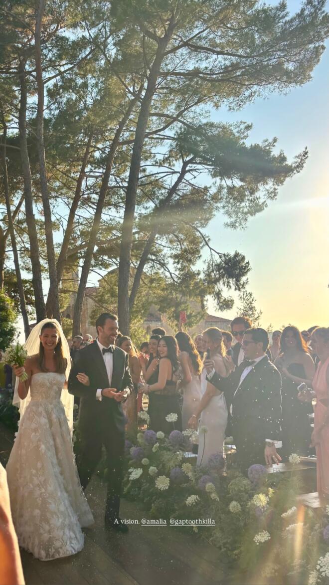 Πέτρος Κωστόπουλος: Η στιγμή που παραδίδει την κόρη του στον γαμπρό