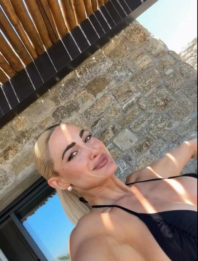 Ιωάννα Τούνη: Παιχνίδια στην πισίνα με τον γιο της, Πάρη & τον σύντροφό της