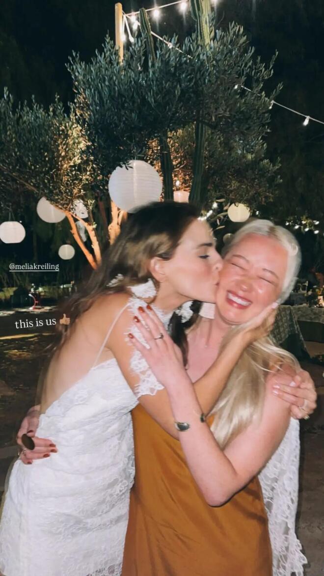 Μελία Κράιλινγκ: Από το «Emily in Paris», στις Κυκλάδες για τον γάμο της!