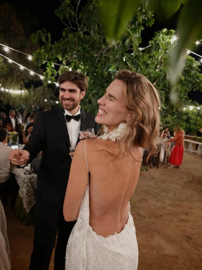 Μελία Κράιλινγκ: Από το «Emily in Paris», στις Κυκλάδες για τον γάμο της!