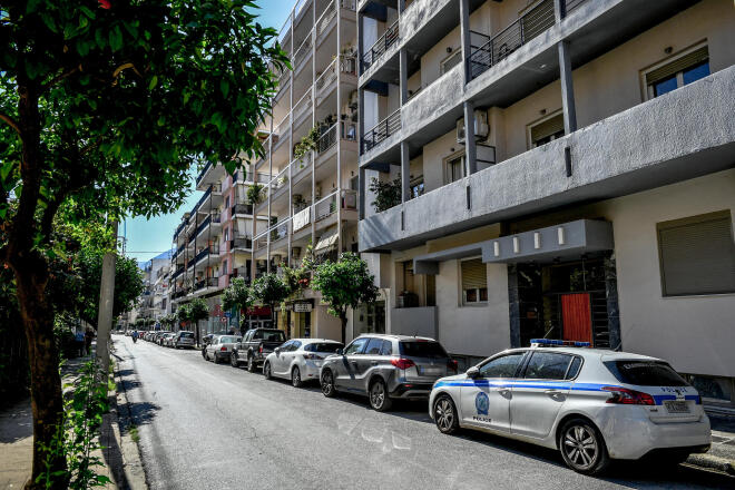 Οι αστυνομικοί βρήκαν τον άνδρα μέσα στα αίματα και τη γυναίκα νεκρή στο πάτωμα - Eurokinissi