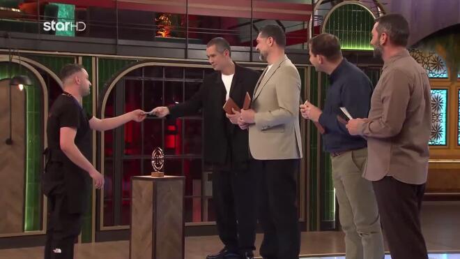 MasterChef: Ο Ανδρέας πήρε το πρώτο του δεκάρι από τον Σωτήρη Κοντιζά