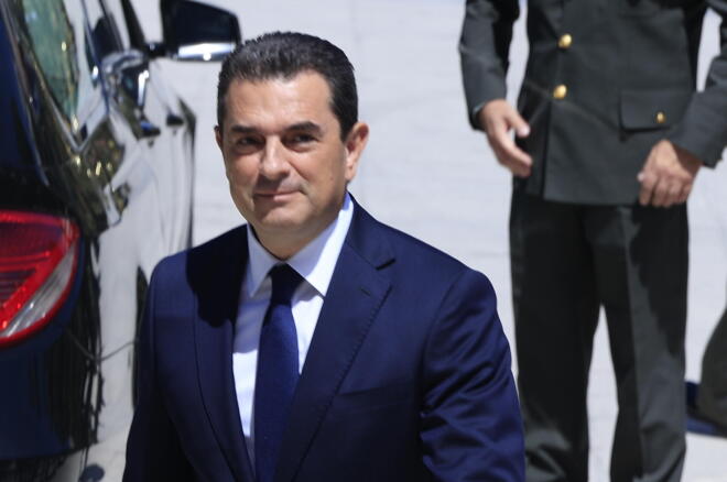 Ο Κώστας Σκρέκας στην κηδεία του Νίκου Ταγαρά