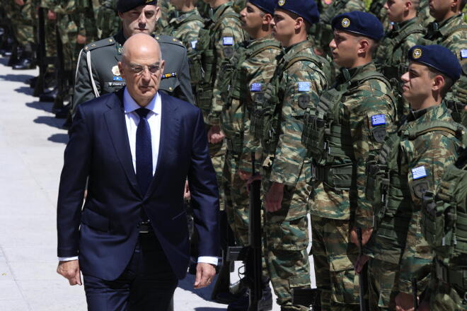 Ο υπουργός Άμυνας Νίκος Δένδιας στην κηδεία του Νίκου Ταγαρά