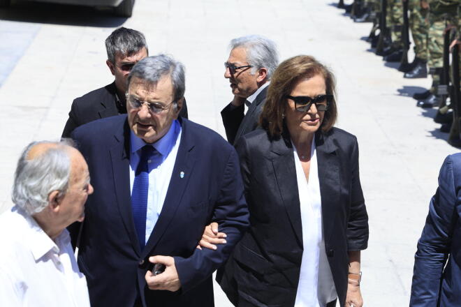 Η Ντόρα Μπακογιάννη με τον Ισίδωρο Κούβελο στην κηδεία του Νίκου Ταγαρά