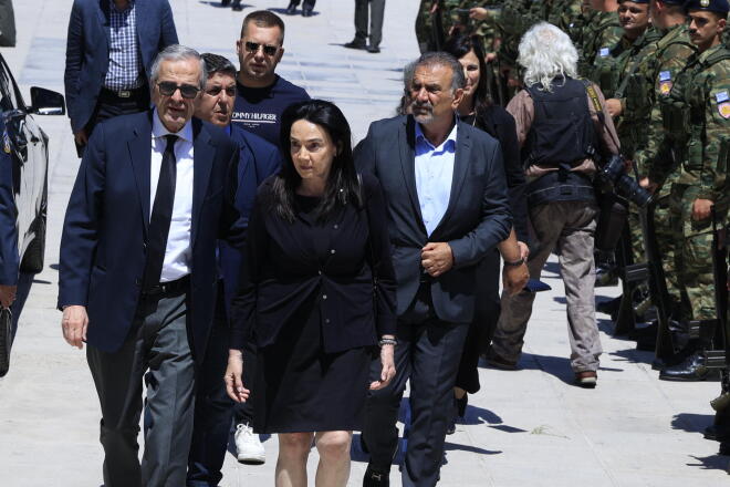 Ο Αντώνης Σαμαράς με τη σύζυγό του Γεωργία στην κηδεία του Νίκου Ταγαρά