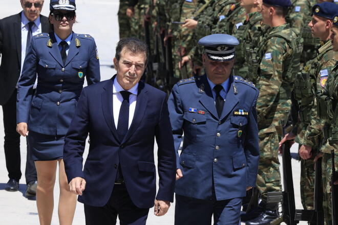 Ο Μιχάλης Χρυσοχοΐδης στην κηδεία του Νίκου Ταγαρά