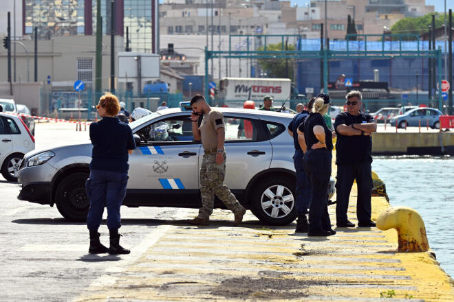 Νεκρός ανασύρθηκε ο οδηγός ταξί που έπεσε στη θάλασσα στο λιμάνι του Πειραιά - Intimenews