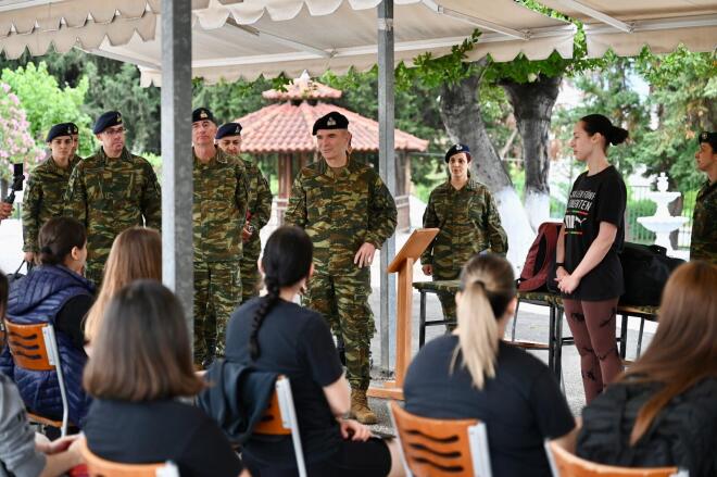Ο Αρχηγός ΓΕΣ Αντιστράτηγος Γιώργος Κωστίδης στην κατάταξη εθελοντριών γυναικών στο ΚΕΝ Λαμίας  