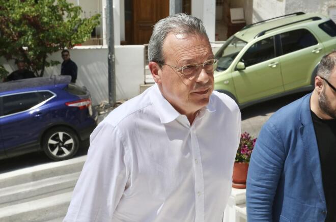 Νάσος Αθανασίου: Πλήθος κόσμου στην κηδεία του δημοσιογράφου και πολιτικού