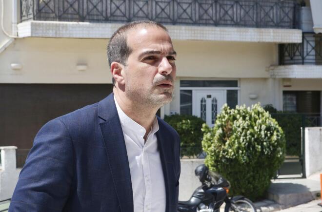 Νάσος Αθανασίου: Πλήθος κόσμου στην κηδεία του δημοσιογράφου και πολιτικού