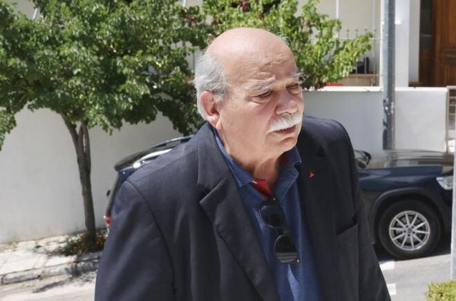 Νάσος Αθανασίου: Πλήθος κόσμου στην κηδεία του δημοσιογράφου και πολιτικού