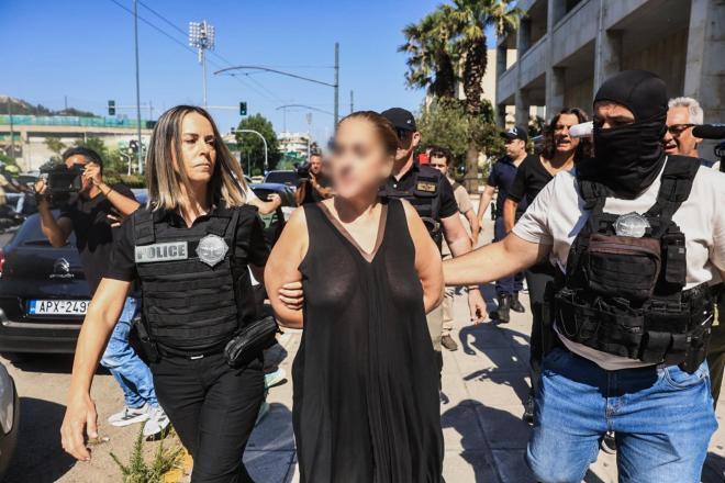 H 43χρονη πρώην σύζυγος του καθηγητή που δολοφονήθηκε στην Αγία Παρασκευή αρνούταν τις κατηγορίες εναντίον της - Eurokinissi