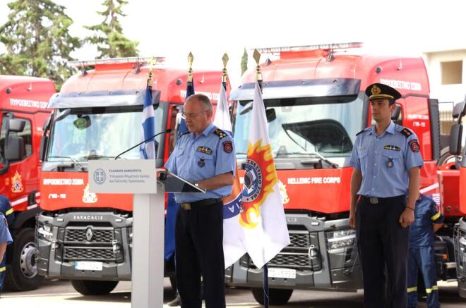 Όμιλος Σαρακάκη: Παράδοση 10 νέων Renault Trucks στο Πυροσβεστικό Σώμα