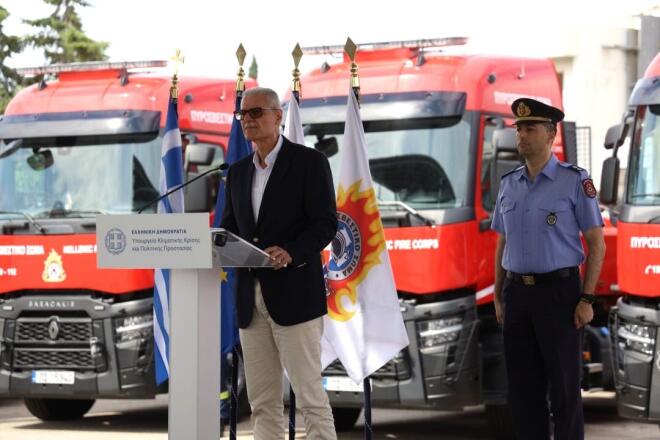 Όμιλος Σαρακάκη: Παράδοση 10 νέων Renault Trucks στο Πυροσβεστικό Σώμα