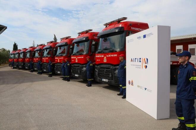 Όμιλος Σαρακάκη: Παράδοση 10 νέων Renault Trucks στο Πυροσβεστικό Σώμα