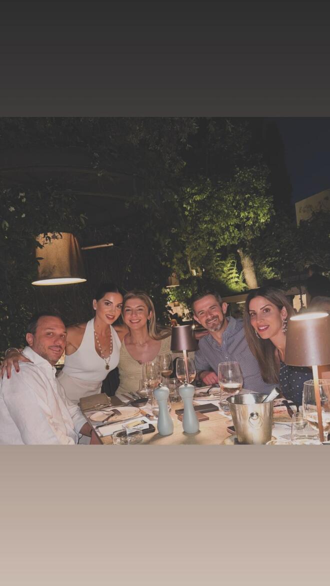 Βραδινή έξοδος με τη μητέρα και την αδελφή της