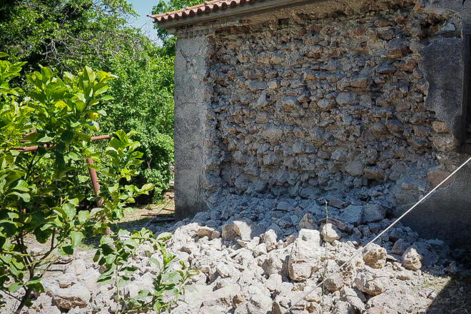 Μπαράζ σεισμών Εύβοια: Ζημιές σε σπίτια και μαγαζιά