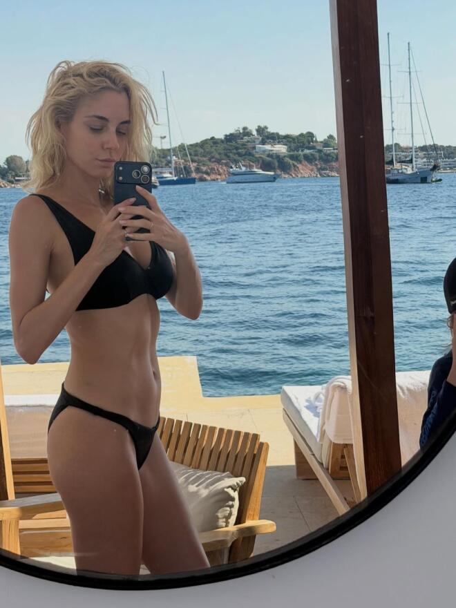 Δούκισσα Νομικού: Body goals! Ποζάρει με μαύρο μπικίνι και εντυπωσιάζει