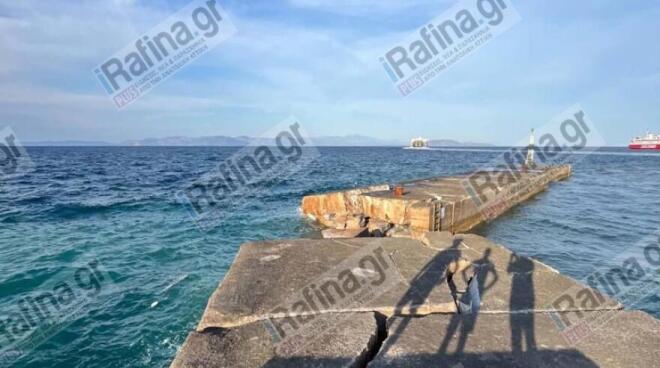 Η πρόσκρουση ήταν τόσο σφοδρή που προκλήθηκαν μεγάλες ζημιές στον λιμενοβραχίονα του λιμανιού της Ραφήνας, όπως δημοσιεύει και το irafina.gr. Μάλιστα, οι εικόνες «μιλούν» από μόνες τους.