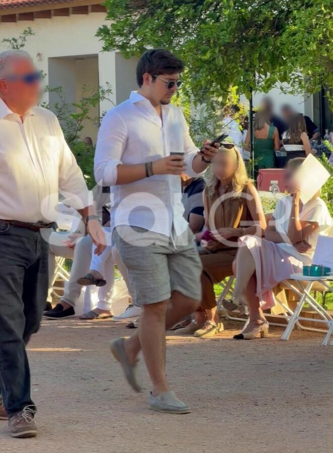 Ο Μάξιμος Κωστόπουλος στο πλευρό της μητέρας του, Τζένης Μπαλατσινού