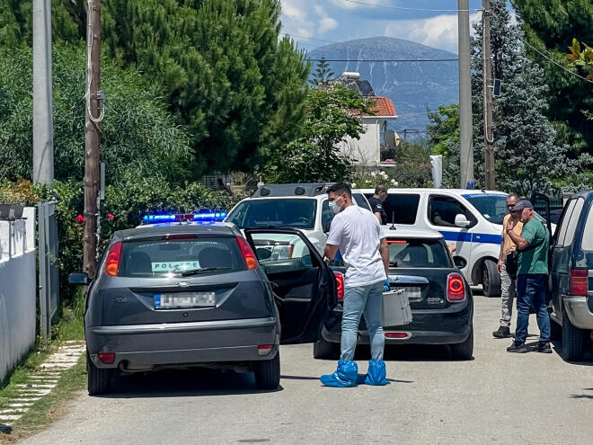 Ο 65χρονος σύντροφος της γυναίκας συνελήφθη και διώκεται για τις δολοφονίες μητέρας και γιου - Eurokinissi