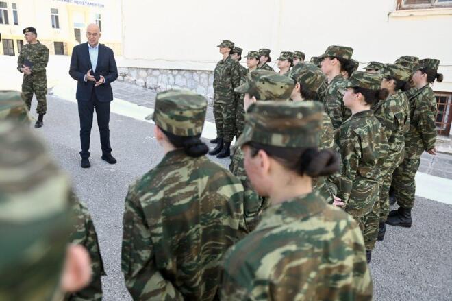 Ο Ν. Δένδιας με εθελόντριες οπλίτες στη Λαμία