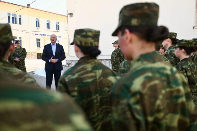 Ο Υπουργός Εθνικής Άμυνας μιλά στις νεοσύλλεκτες γυναίκες