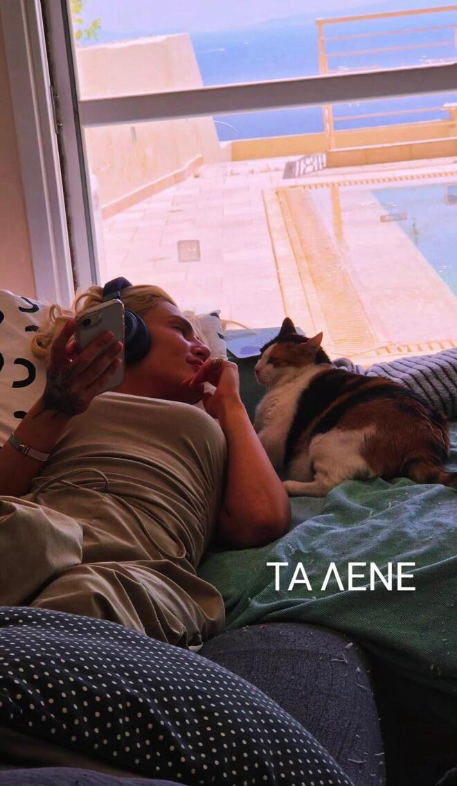 Λάμπρος Κωνσταντάρας: Aπαθανατίζει την Έλενα Τσαγκρινού με τη... γάτα του!