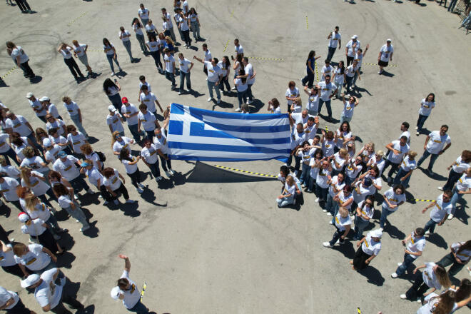 Θεσσαλονίκη: Ρεκόρ Guinness για τη μεγαλύτερη χορογραφία ζεϊμπέκικου/ ΙΝΤΙΜΕ ΑΒΡΑΜΙΔΗΣ ΑΛΕΞΑΝΔΡΟΣ