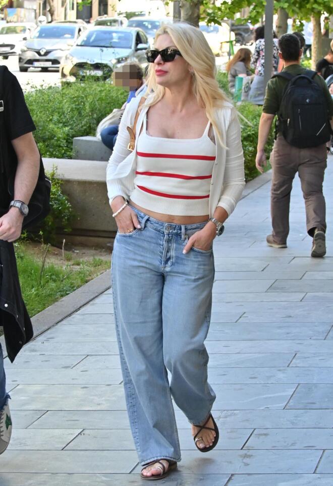 Ελένη Μενεγάκη: Με κομψό city look με τζιν και ριγέ top
