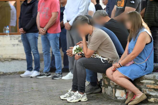 Πλήθος κόσμου στην κηδεία της αστυνομικού που δολοφονήθηκε από τον σύζυγό της