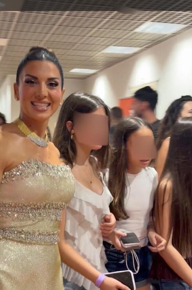 Σταματίνα Τσιμτσιλή: Με τις κόρες της στα βραβεία MAD