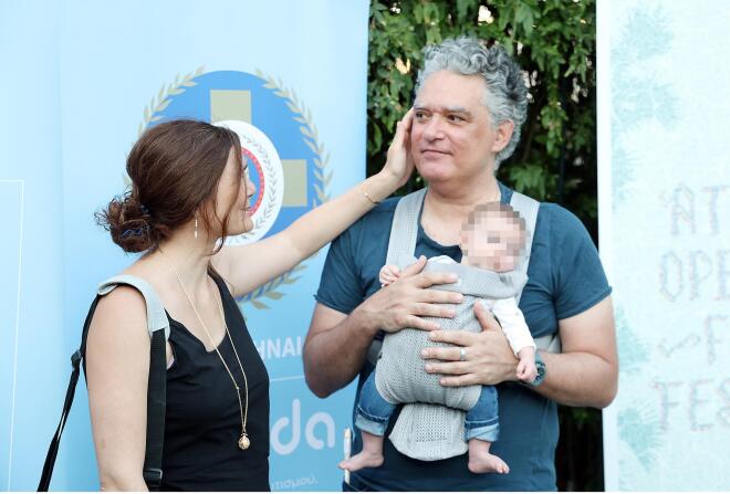 Αλεξάνδρα Αϊδίνη & Σπύρος Γιανναράς με την κόρη τους/ φωτογραφία από NDP, Πέτρος Νικολαρέας