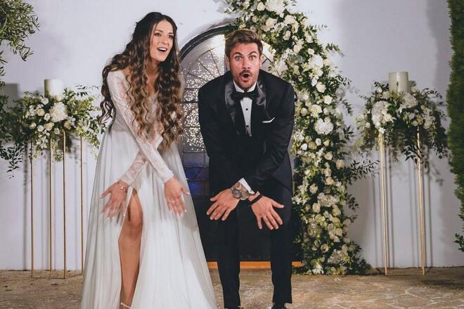 Η Κωνσταντίνα Παπαμιχαήλ κι ο Άκης Πετρετζίκης πιο... αστείοι από ποτέ την ημέρα του γάμου τους! 
