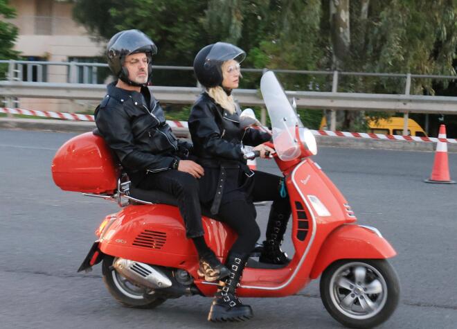 Η... easy rider Ελεωνόρα Ζουγανέλη με τον σύντροφό της, Νίκο Συρίγο