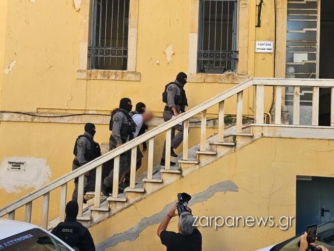 Ο 43χρονος κατά την άφιξή του στα δικαστήρια Χανίων - Zarpanews.gr