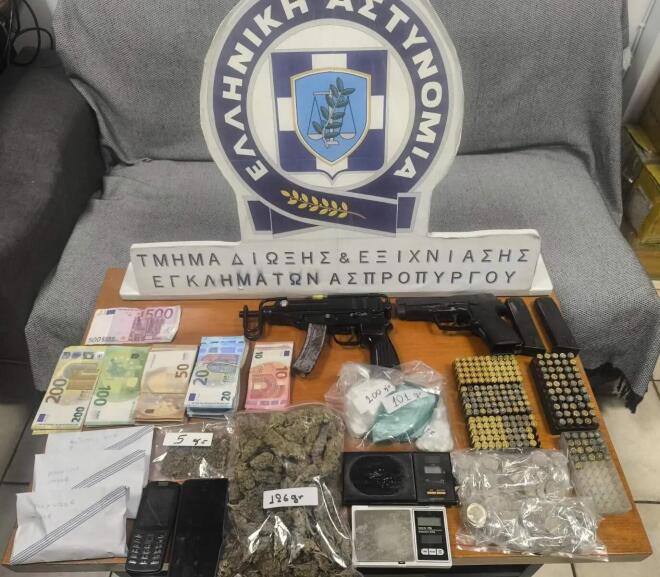Ασφάλεια Ασπροπύργου: Σύλληψη 62χρονου με υποπολυβόλο και κοκαϊνη - Βίντεο