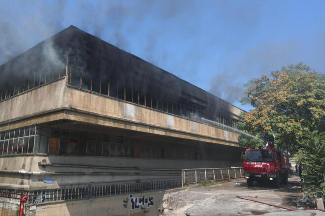 Λόγω της φωτιάς διεκόπη η κυκλοφορία στην οδό Ορφέως - Eurokinissi
