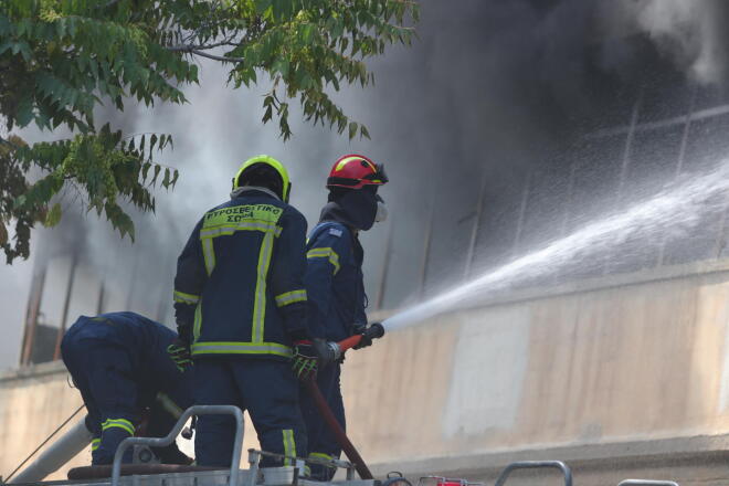Υπήρξε αναζωπύρωση της φωτιάς στο εργοστάστιο στο Αιγάλεω, με αποτέλεσμα να σημάνει νέος συναγερμός - Eurokinissi