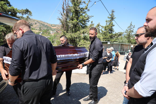 Σε βαρύ κλίμα η κηδεία της Σταυρούλας Λεβεντάκη - Intimenews