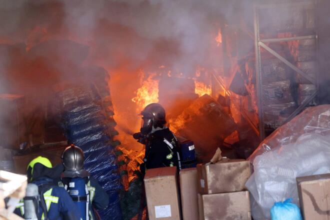 Μεγάλη φωτιά σε αποθήκη ξυλείας στο Ηρακλειο Κρήτης 