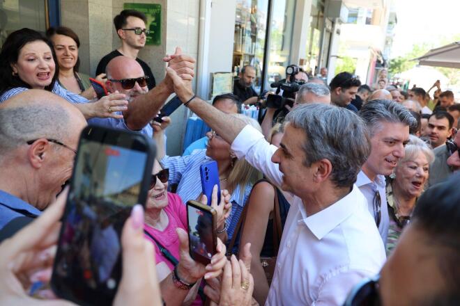 Μητσοτάκης: Βόλτα στο εμπορικό κέντρο της Νέας Σμύρνης 