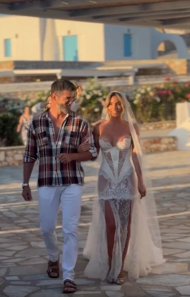 H Aθηνά Οικονομάκου πήγε συνοδευόμενη από τον αδελφό της, Νικήτα